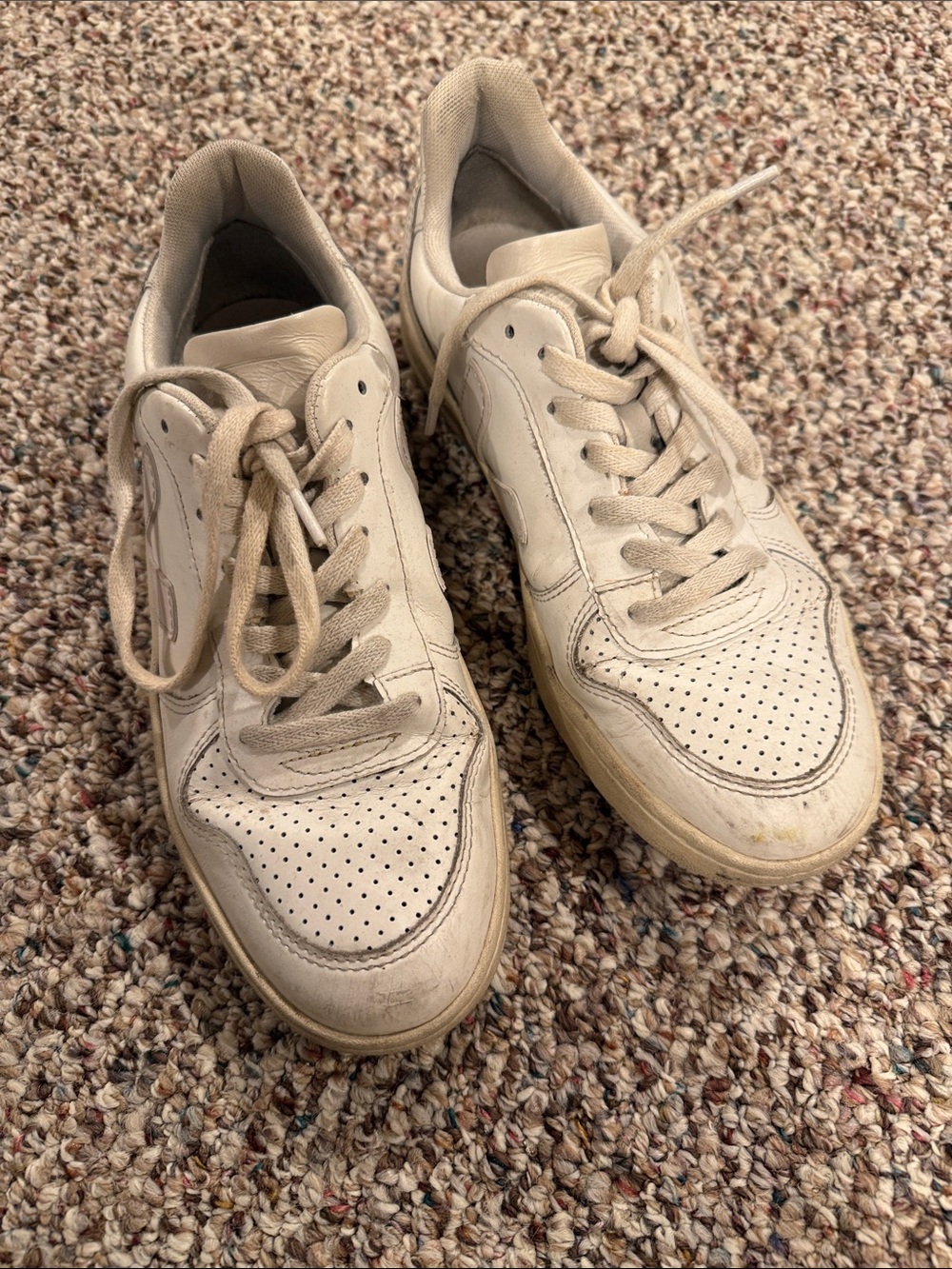 Veja Casual Leather Sneakers in Off-White size 8